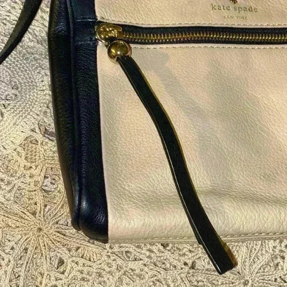 Kate Spade cream & black pebbled leather cross body - Picture 3 of 8